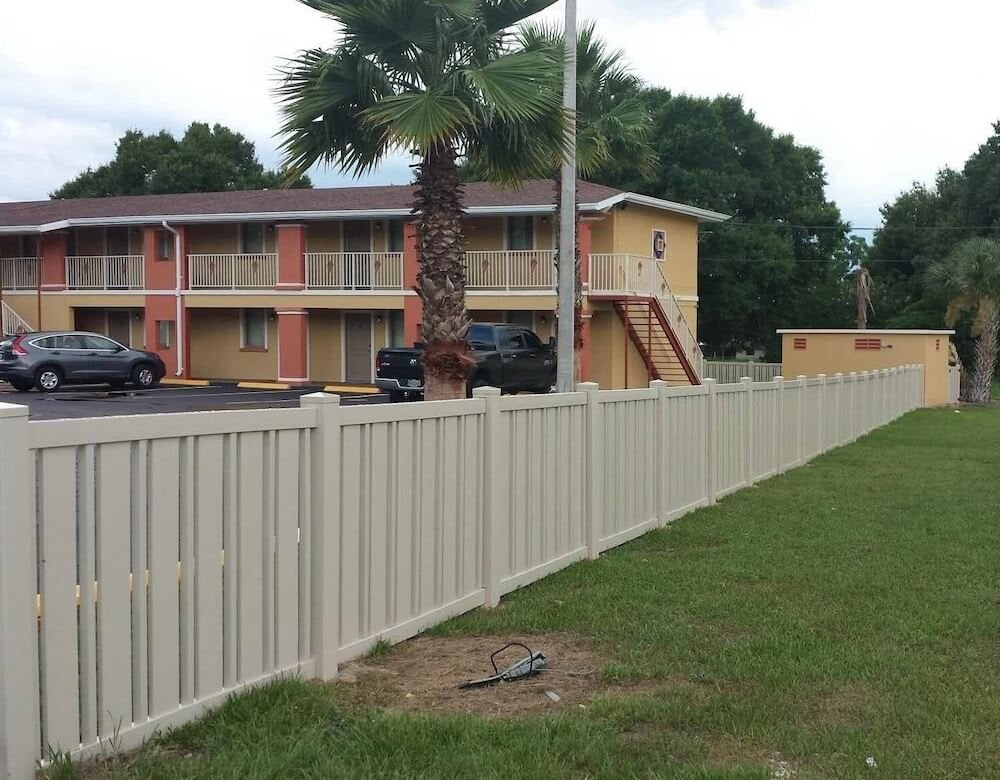 Vinyl_fence