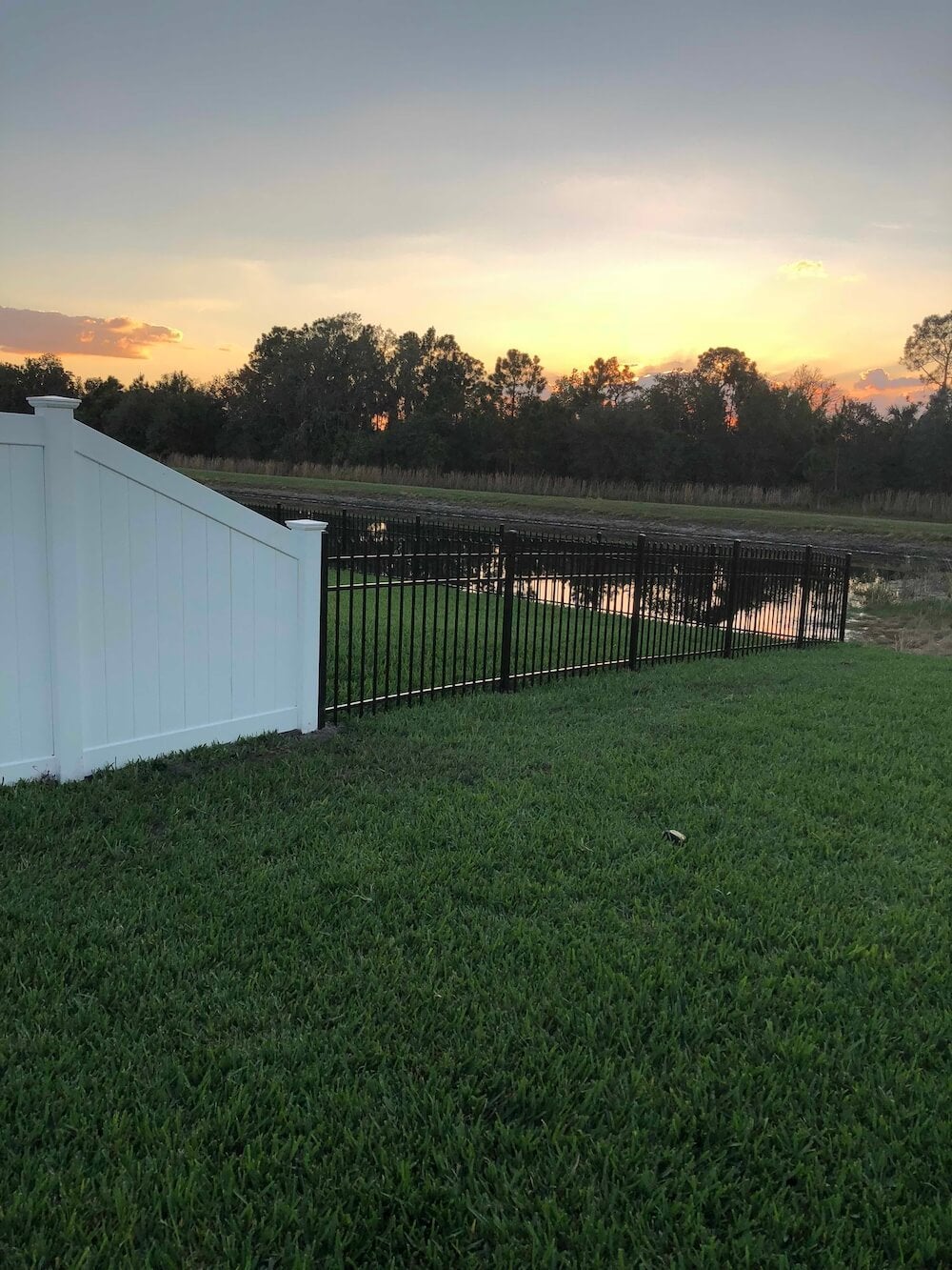 Vinyl_fence